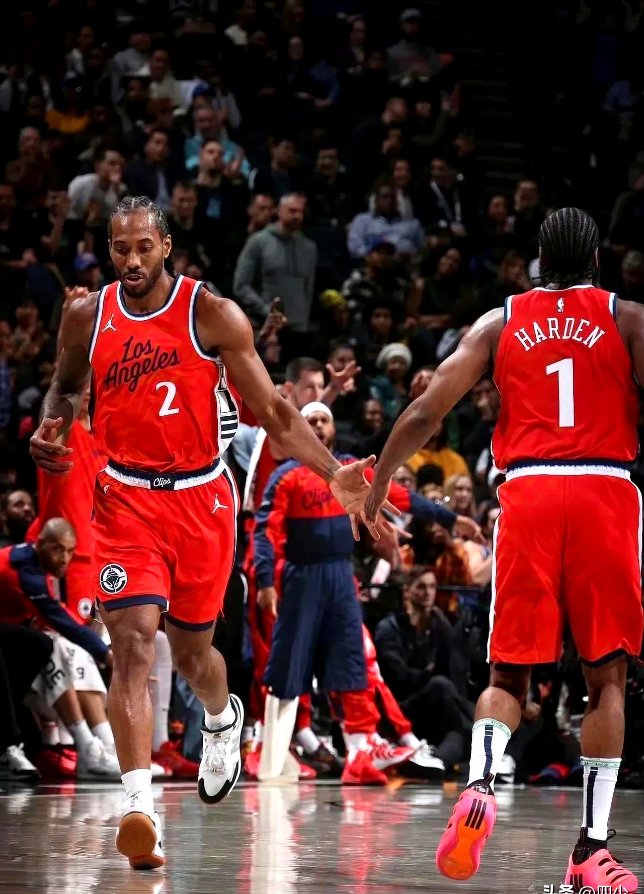 包含今晚突围战来临，洛杉矶快船围绕NBA总决赛刷新队史纪录，赛场秩序良好，阵容厚度经受考验的词条